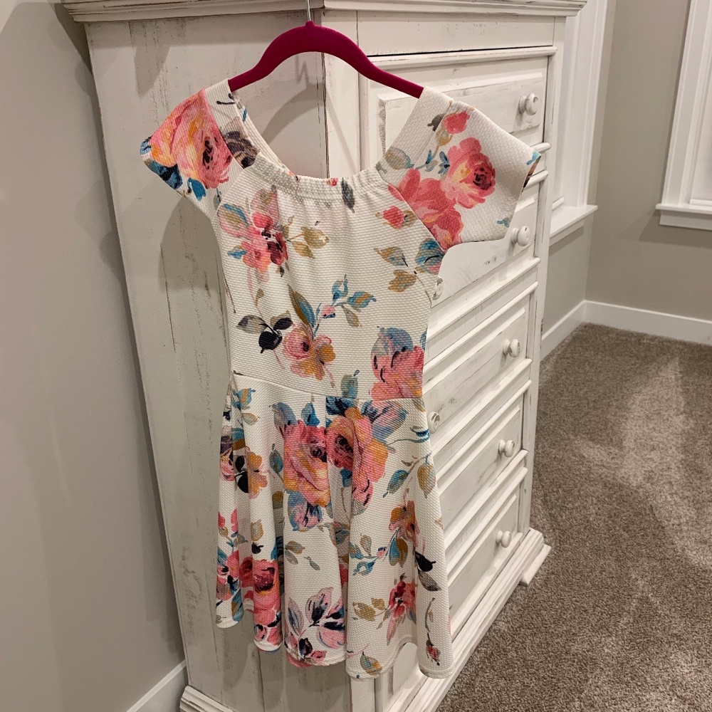 Cute little dress !